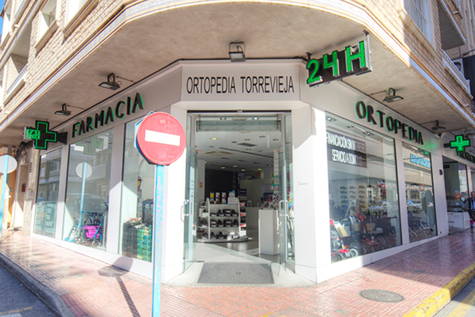 Fachada de Ortopedia Torrevieja 24H en la esquina de C/ Antonio Machado